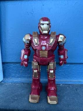 Iron Man Walking Robot Superhero Battery Operated Figure ‘Beat-Magnum’ ‘Black Gu